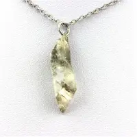 Bijoux Steine und Mineralien. Rohgips-Halskette. 10 ct. Marcieu, Isère, Frankreich.