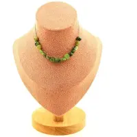 Bijoux Steine und Mineralien. Halskette mit 15 Jade-Nephrit-Perlen aus Xiuyan, China. Halskette aus Stahl für Frauen und Männer. Maßgeschneiderte Größe.