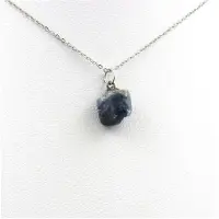 Bijoux Steine und Mineralien. Rohsaphir-Halskette. 10,47 ct. Zazafotsy, Ihorombe, Madagaskar.