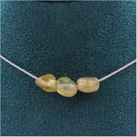Bijoux Steine und Mineralien. Halskette mit 3 gelben Apatitperlen aus Madagaskar. Edelstahlkette Halskette für Frauen, Männer. Anpassbare Größe.