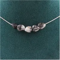 Bijoux Steine und Mineralien. Halskette mit 5 Zebra-Jaspis-Perlen aus Brasilien. Halskette aus rostfreiem Stahl für Frauen und Männer. Anpassbare Größe.