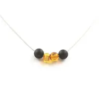 Bijoux Steine und Mineralien. Halskette mit 4 echten Bernsteinkugeln aus der Ostsee + mattschwarzer Onyx 8 Edelstahlkette.