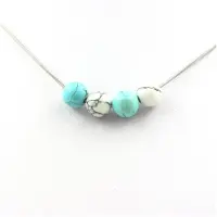 Bijoux Steine und Mineralien. Halskette mit Türkis + Howlite 8 mm Kette aus Edelstahl.