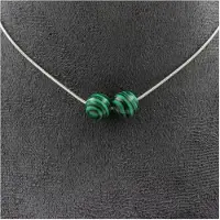 Bijoux Edelsteine und Mineralien. Halskette mit 2 Malachitperlen (mit Harz) 8 mm. Kette aus Edelstahl. Halskette für Frauen, Männer. Anpassbare Größe.