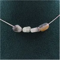 Bijoux Steine und Mineralien. Halskette mit 4 bunten Opal-Perlen aus Australien. Halskette aus Edelstahl für Frauen und Männer. Anpassbare Größe.