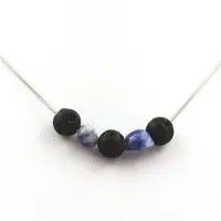Bijoux Steine und Mineralien. Halskette mit Lava-Perlen 8 mm + blauer Jaspis aus Südafrika, Kette aus Edelstahl.