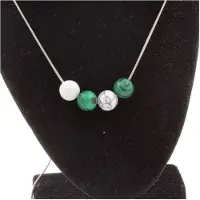 Bijoux Steine und Mineralien. Halskette 4 Perlen Howlite + Malachit 8 mm Kette aus rostfreiem Stahl.