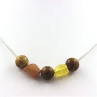 Bijoux Steine und Mineralien. Halskette Holzperlen 8 mm + Sonnenstein aus Tansania + Gelbe Opale Kette aus rostfreiem Stahl.