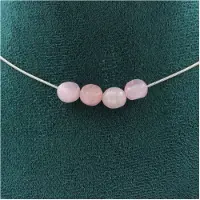 Bijoux Steine und Mineralien. Halskette mit 4 Rosenquarz-Perlen aus Brasilien. Kette aus Edelstahl Halskette für Frauen, Männer. Anpassbare Größe.