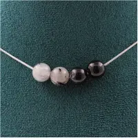 Bijoux Edelsteine und Mineralien. Halskette mit 4 schwarzen Rutilquarz-Perlen 8 mm Edelstahlkette Halskette für Frauen und Männer. Personalisierte Größe.