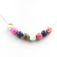 Bijoux Steine und Mineralien. Halskette mit Perlen aus rosa-gelbem Jaspis + orange-blauem Jaspis + blauem Jaspis + Kette aus Edelstahl.