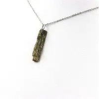 Bijoux Edelsteine und Mineralien. Rohe Epidot-Halskette. 6,39 ct. Belledonne, Isère, Frankreich.