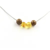 Bijoux Steine und Mineralien. Halskette mit 4 Holzperlen 8 mm + Echtes baltisches Bernstein Mit Edelstahlkette.