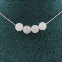 Bijoux Steine und Mineralien. Halskette mit 4 Perlen Mondstein 8 mm. Edelstahlkette Halskette für Frauen, Männer. Größe anpassbar.