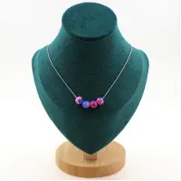 Bijoux Steine und Mineralien. Halskette mit 4 Perlen aus fuchsianer und blauer Drachenagen, 8 mm, Kette aus Edelstahl.