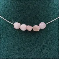 Bijoux Steine und Mineralien. Halskette mit 5 Perlen Kunzit aus Brasilien. Edelstahlkette. Halskette für Frauen, Männer. Personalisierbare Größe.