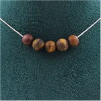 Bijoux Steine und Mineralien. Halskette mit 5 matte Tigerauge-Perlen 8 mm. Edelstahlkette für Frauen und Männer. Personalisierbare Größe.