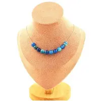 Bijoux Steine und Mineralien. Halskette mit 10 blauen, gestreiften Achatperlen 8 mm, Kette aus rostfreiem Stahl.
