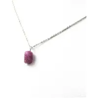 Bijoux Steine und Mineralien. Roh-Rubin-Halskette. 6,62 ct. Kiteto-Distrikt, Region Manyara, Tansania.