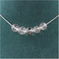 Bijoux Steine und Mineralien. Halskette 5 Perlen Quarz 8 mm Kette aus Edelstahl Halskette für Frauen, Männer. Anpassbare Größe.