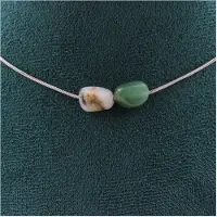 Bijoux Steine und Mineralien. Halskette mit 2 mehrfarbigen Opalperlen aus Australien. Halskette aus Stahl für Frauen, Männer. Anpassbare Größe.