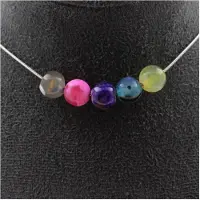 Bijoux Steine und Mineralien. Halskette mit 5 Perlen aus gefärbtem, marmoriertem Fuchsia-Agat, 8 mm, Edelstahlkette.