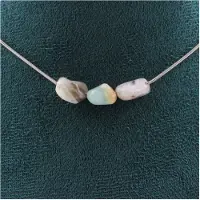 Bijoux Steine und Mineralien. Halskette mit 3 mehrfarbigen Opalperlen aus Australien. Kette aus Stahl Halskette für Frauen, Männer. Anpassbare Größe.