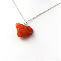 Bijoux Steine und Mineralien. Rohstein-Collier aus Karneol. 30,02 ct. Madagaskar.