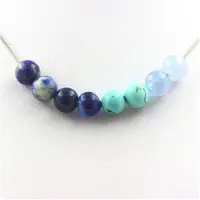 Bijoux Steine und Mineralien. Halskette mit blauen gebänderten Achatperlen + Lapislazuli aus Pakistan + Kette aus rostfreiem Stahl.