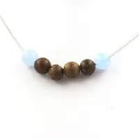 Bijoux Steine und Mineralien. Halskette mit Aquamarin-Perlen + Holz 8 mm. Kette aus Edelstahl. Halskette für Frauen und Männer. Personalisierte Größe.