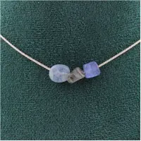 Bijoux Steine und Mineralien. Halskette mit 3 blauen Kyanit-Perlen aus Brasilien. Kette aus Edelstahl. Halskette für Frauen, Männer. Personalisiertes Maß.
