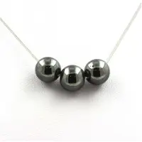 Bijoux Edelsteine und Mineralien. Halskette mit 3 Hämatitperlen 8 mm Edelstahlkette.
