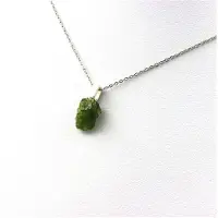 Bijoux Edelsteine und Mineralien. Rohes Tsavorite-Granat-Halsband. 7,49 ct. Manyara-Region, Tansania.