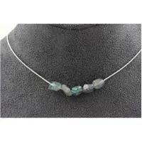 Bijoux Steine und Mineralien. Halskette mit 5 Apatit-Perlen aus Brasilien. Kette aus Edelstahl für Damen und Herren. Anpassbare Größe.