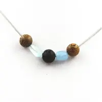 Bijoux Steine und Mineralien. Ketten aus 8 mm Holzperlen + brasilianisches Aquamarin + Lava Edelstahlkette.
