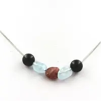 Bijoux Steine und Mineralien. Halskette mit schwarzen Achatperlen 8 mm + Brasilianischem Aquamarin + Rubinen aus Edelstahl.
