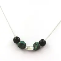 Bijoux Steine und Mineralien. Halskette mit 8 mm schwarzen Achaten + Chrysokoll aus den USA + Howlith mit Edelstahlkette.