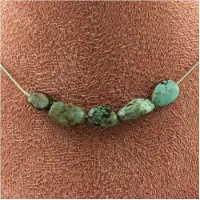 Bijoux Steine und Mineralien. Halskette mit 5 afrikanischen Türkisperlen aus Afrika, Halskette aus Stahl für Frauen und Männer. Anpassbare Größe.