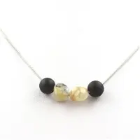 Bijoux Steine und Mineralien. Halskette mit matten Onyxperlen in Schwarz + mehrfarbiger Opal aus Australien 8 mm, Kette aus rostfreiem Stahl.