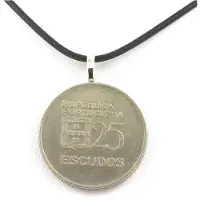 Bijoux Edelsteine und Mineralien. Halskette mit portugiesischer Münze 25 Escudos. Schwarzes Band.