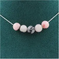 Bijoux Steine und Mineralien. Collier mit 5 Perlen aus rosa Opal 8 mm. Kette aus rostfreiem Edelstahl für Frauen und Männer. Anpassbare Größe.