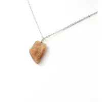 Bijoux Steine und Mineralien. Rohes Oregon Sonnenstein-Halskette. 9,60 ct. Oregon, USA.