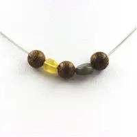 Bijoux Steine und Mineralien. Halskette aus Holzperlen 8 mm + Gelbe Opale aus Australien + Labradorit mit Edelstahlkette.