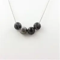 Bijoux Edelsteine und Mineralien. Halskette mit 4 Labradorit-Perlen 8 mm. Edelstahlkette Halskette für Frauen und Männer. Anpassbare Größe.