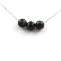 Bijoux Steine und Mineralien. Halskette mit 3 Zambischen Smaragdperlen 8 mm Kette aus rostfreiem Stahl.