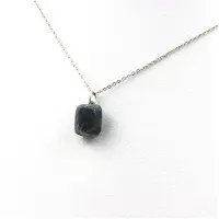 Bijoux Steine und Mineralien. Rohsaphir-Halskette. 14,28 ct. Zazafotsy, Ihorombe, Madagaskar.