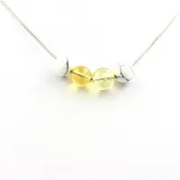 Bijoux Steine und Mineralien. Halskette mit 4 Citrin-Perlen + Howlite 8 mm Edelstahlkette.