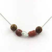 Bijoux Steine und Mineralien. Halskette Holzperlen 8 mm + Aigue-Marine aus Brasilien + Rubin aus Brasilien Edelstahlkette.