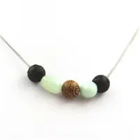 Bijoux Steine und Mineralien. Halskette Holzperlen 8 mm + Lava + Amazonit aus Brasilien Kette aus rostfreiem Stahl.