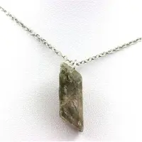 Bijoux Steine und Mineralien. Unbehandelter Gipsanhänger. 19,49 ct. Marcieu, Isère, Frankreich.